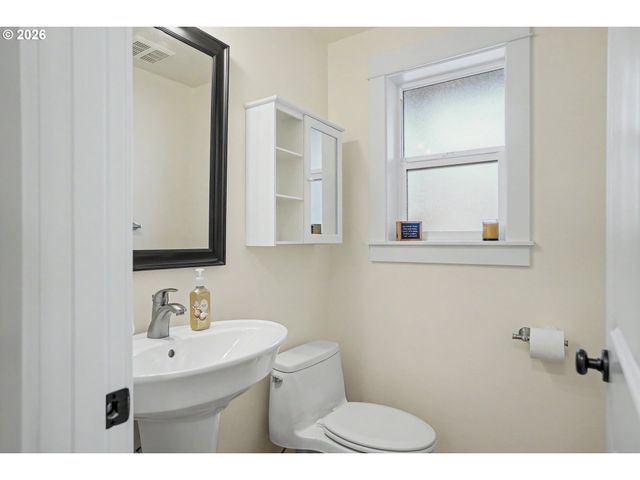 1685 HILLCREST Ct Nw, Salem, OR 97304