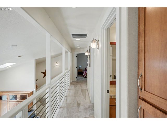 1685 HILLCREST Ct Nw, Salem, OR 97304