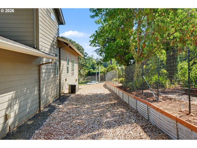 1685 HILLCREST Ct Nw, Salem, OR 97304