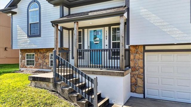 1109 White Oak Court, Raymore, MO 64083