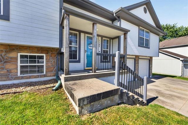 1109 White Oak Court, Raymore, MO 64083