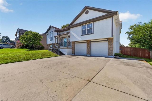 1109 White Oak Court, Raymore, MO 64083