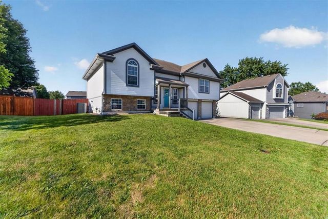 1109 White Oak Court, Raymore, MO 64083