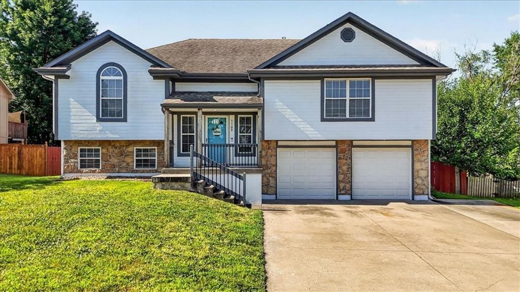 1109 White Oak Court, Raymore, MO 64083