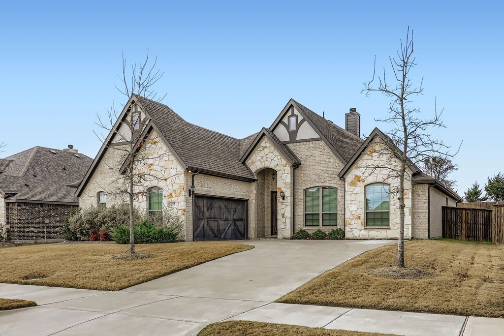 637 Summer Grove Drive, Midlothian, TX 76065