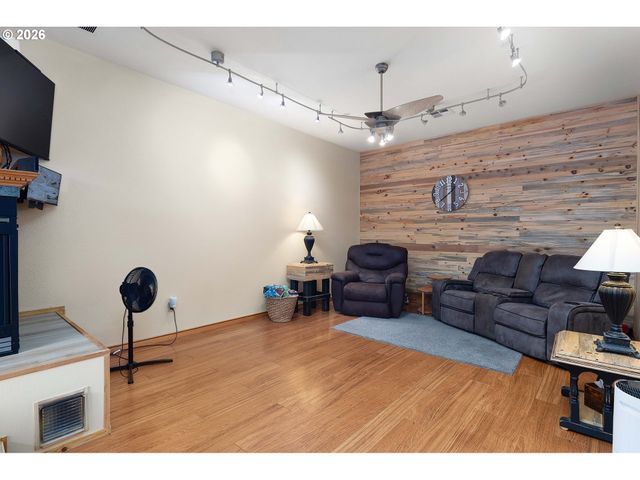 605 DEERWOOD Ct, Winston, OR 97496