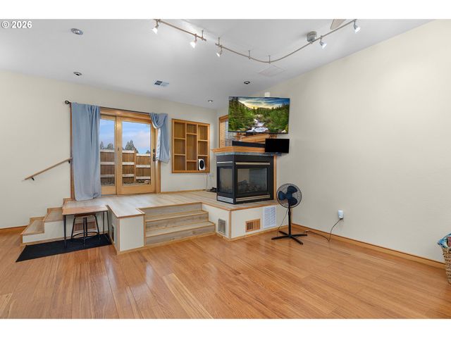 605 DEERWOOD Ct, Winston, OR 97496