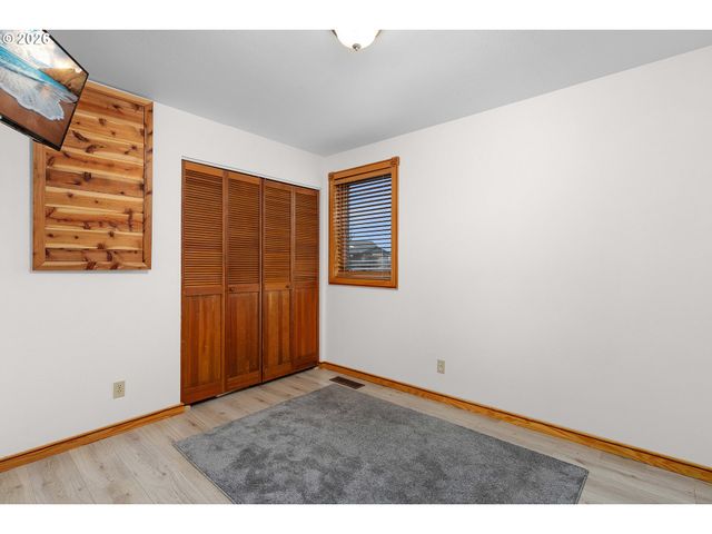 605 DEERWOOD Ct, Winston, OR 97496