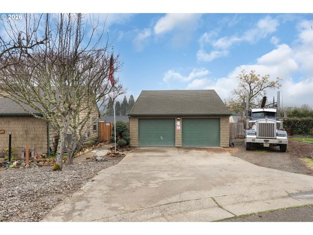 605 DEERWOOD Ct, Winston, OR 97496