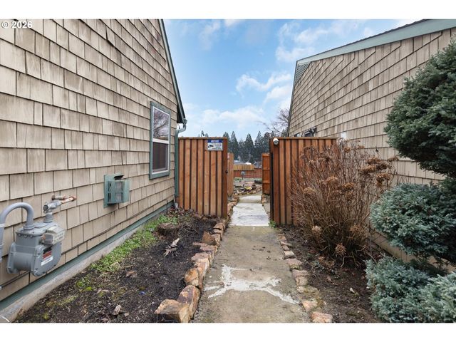 605 DEERWOOD Ct, Winston, OR 97496