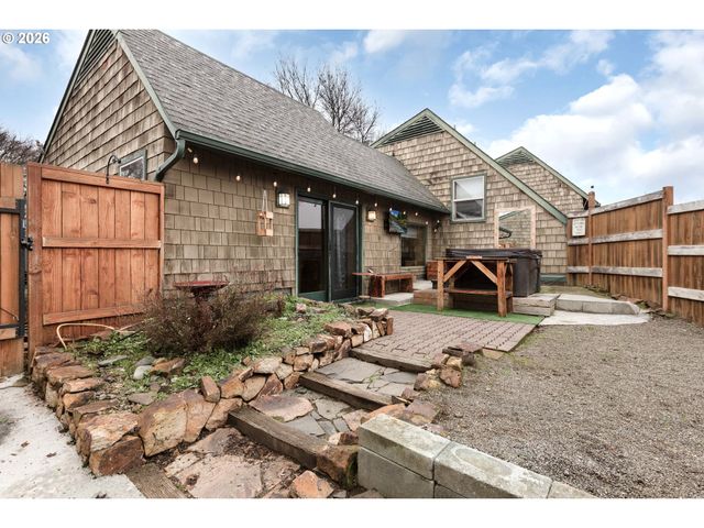 605 DEERWOOD Ct, Winston, OR 97496