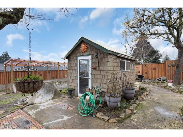 605 DEERWOOD Ct, Winston, OR 97496