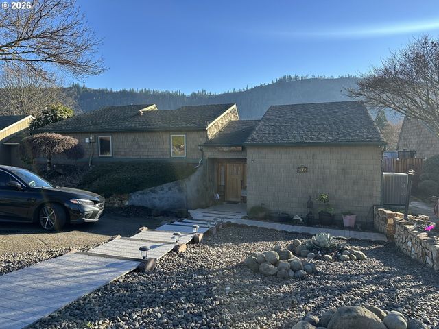 605 DEERWOOD Ct, Winston, OR 97496