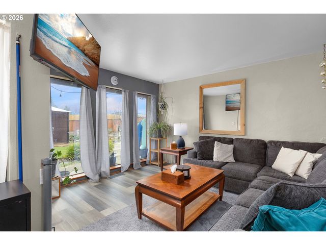 605 DEERWOOD Ct, Winston, OR 97496