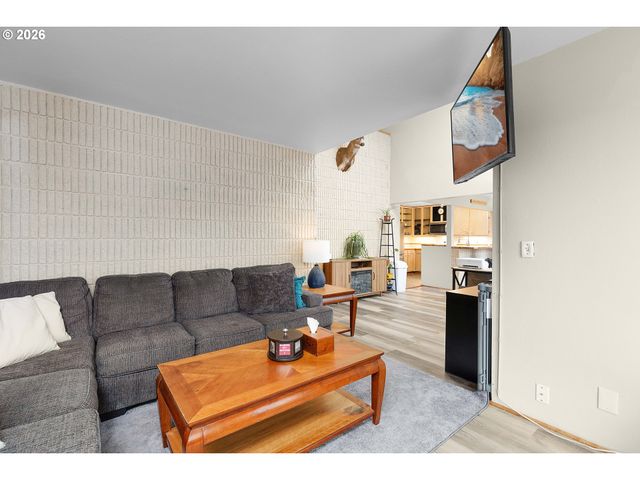 605 DEERWOOD Ct, Winston, OR 97496