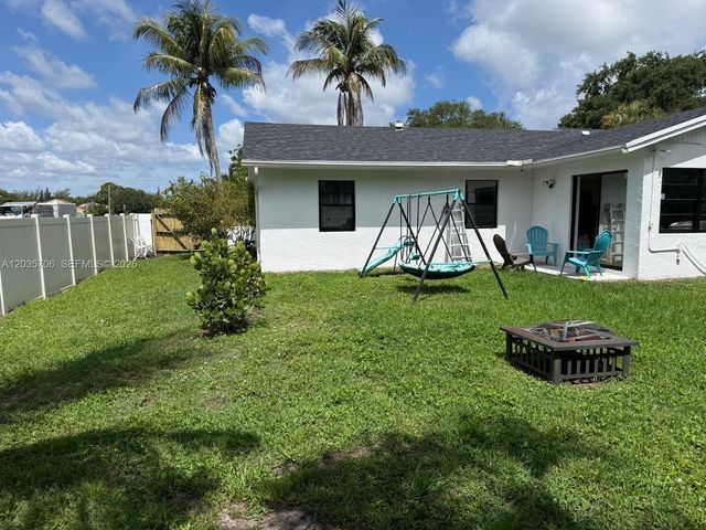 9764 Saddlebrook Dr, Boca Raton, FL 33496