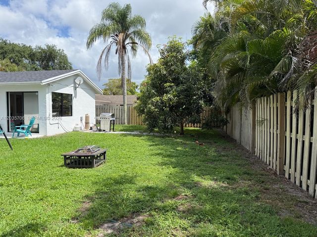9764 Saddlebrook Dr, Boca Raton, FL 33496