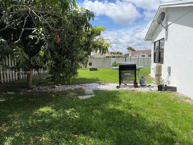 9764 Saddlebrook Dr, Boca Raton, FL 33496
