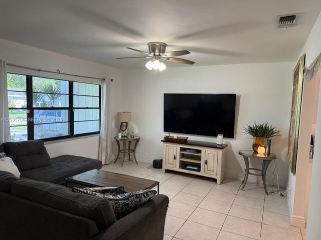 9764 Saddlebrook Dr, Boca Raton, FL 33496