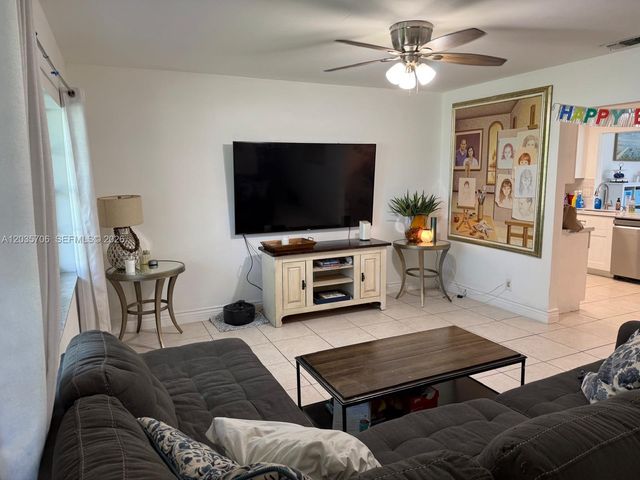 9764 Saddlebrook Dr, Boca Raton, FL 33496