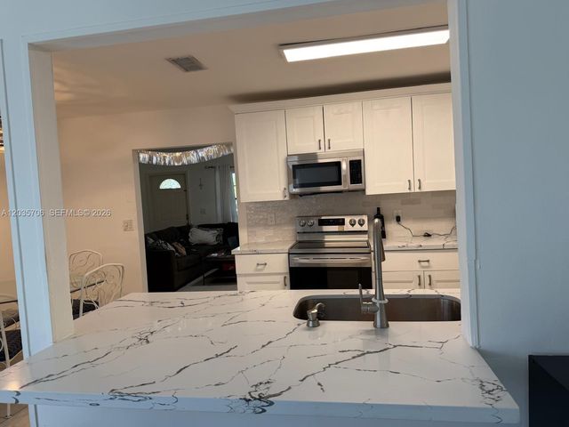 9764 Saddlebrook Dr, Boca Raton, FL 33496