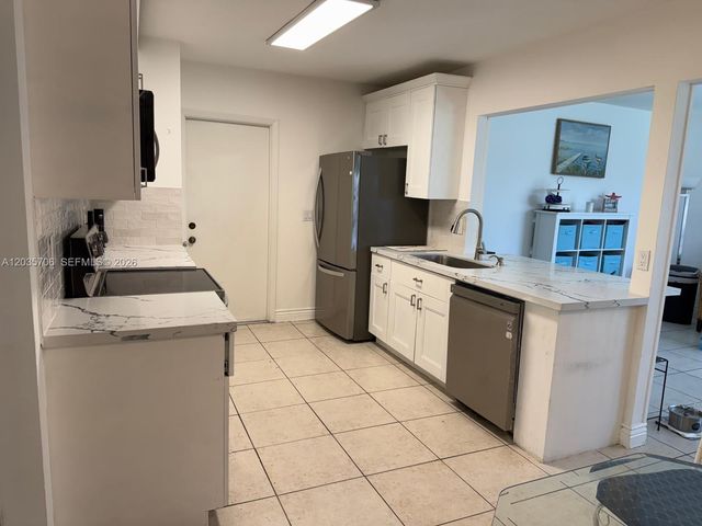 9764 Saddlebrook Dr, Boca Raton, FL 33496