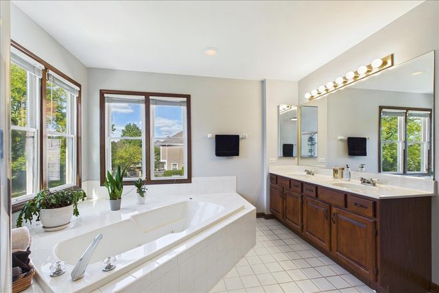 124 Corsaire Lane, Schaumburg, IL 60173