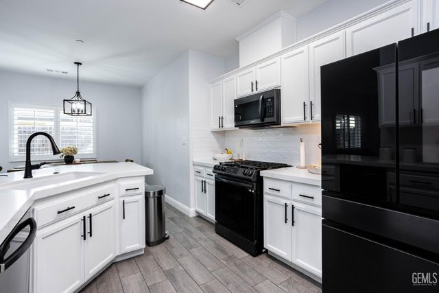 7206 Olen Arnold Avenue, Bakersfield, CA 93307