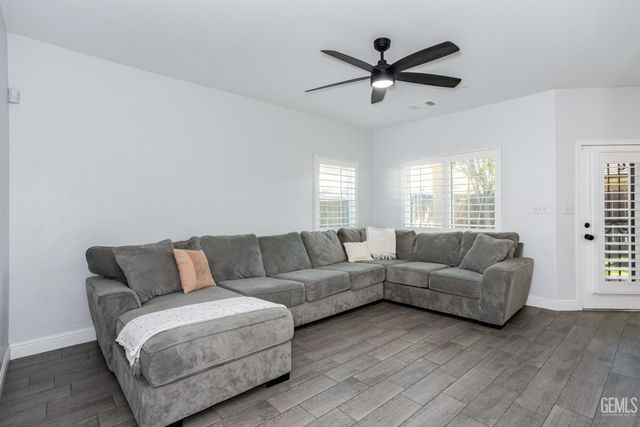 7206 Olen Arnold Avenue, Bakersfield, CA 93307