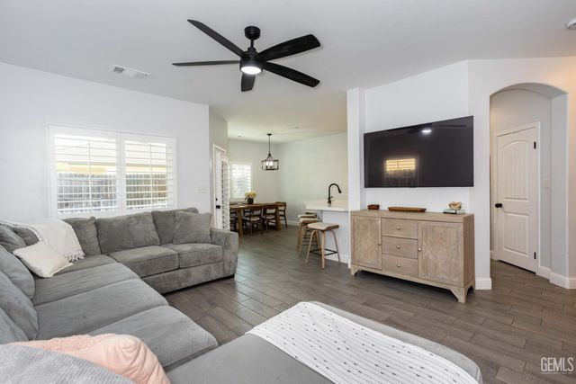 7206 Olen Arnold Avenue, Bakersfield, CA 93307
