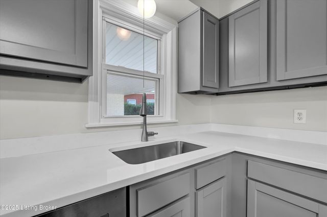 4706 Lacarem Dr, Jeffersontown, KY 40299