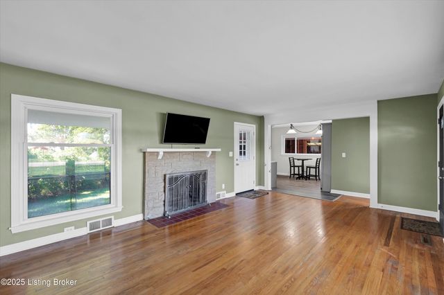 4706 Lacarem Dr, Jeffersontown, KY 40299