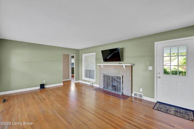 4706 Lacarem Dr, Jeffersontown, KY 40299