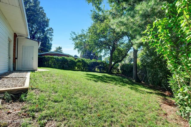 4706 Lacarem Dr, Jeffersontown, KY 40299