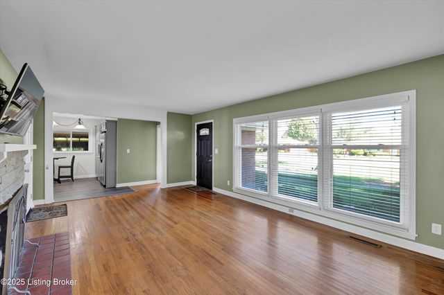 4706 Lacarem Dr, Jeffersontown, KY 40299