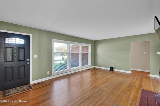 4706 Lacarem Dr, Jeffersontown, KY 40299