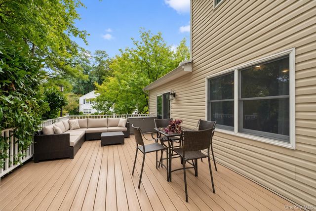 21 Edgewood, Plainview, NY 11803