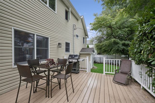 21 Edgewood, Plainview, NY 11803