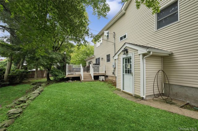 21 Edgewood, Plainview, NY 11803