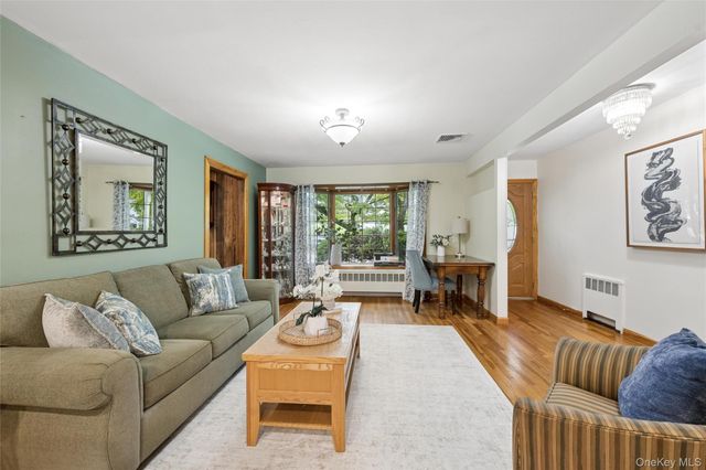 21 Edgewood, Plainview, NY 11803