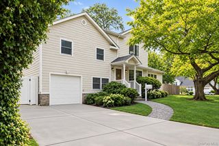 21 Edgewood, Plainview, NY 11803