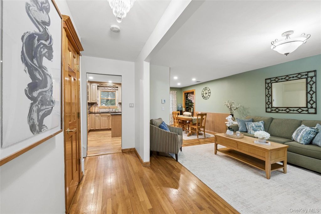 21 Edgewood, Plainview, NY 11803 — photo 2