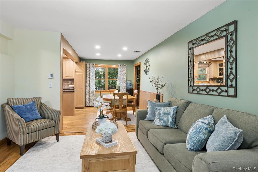 21 Edgewood, Plainview, NY 11803 — photo 3