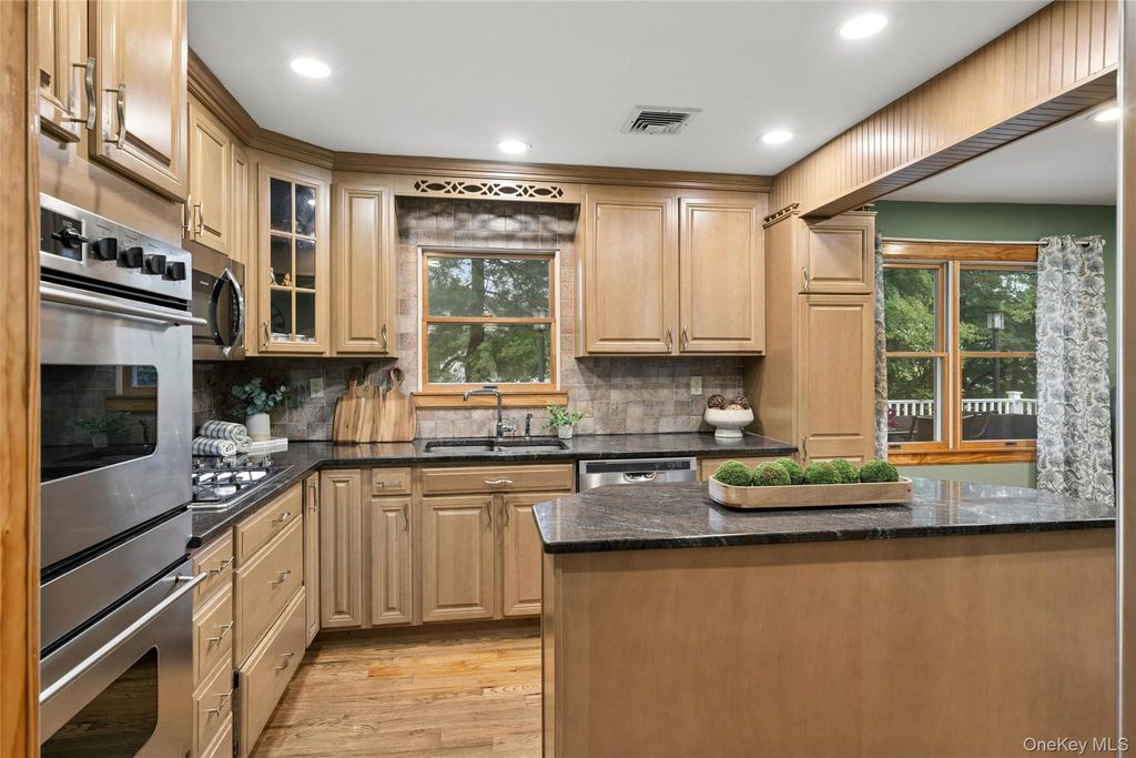 21 Edgewood, Plainview, NY 11803 — photo 4