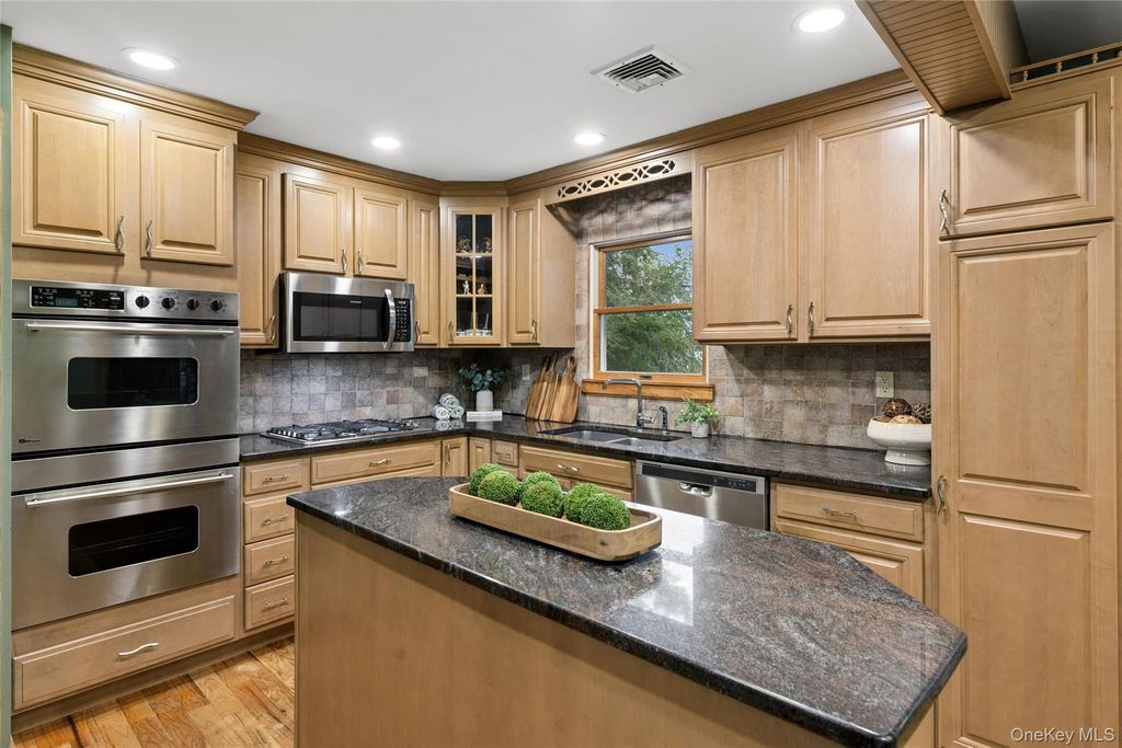 21 Edgewood, Plainview, NY 11803 — photo 5