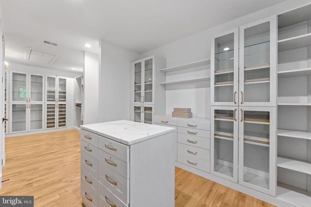 608 WALKER RD, Great Falls, VA 22066