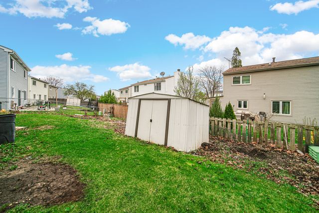 593 Iroquois Trail, Carol Stream, IL 60188