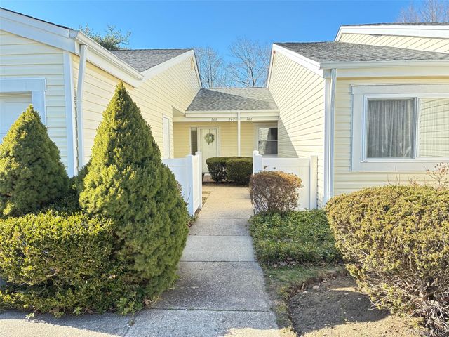 707 Bentley Court, Saint James, NY 11780