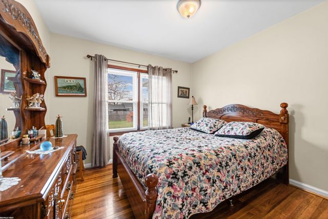 21831 Edgewood Street, St Clair Shores, MI 48080