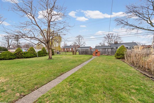 21831 Edgewood Street, St Clair Shores, MI 48080